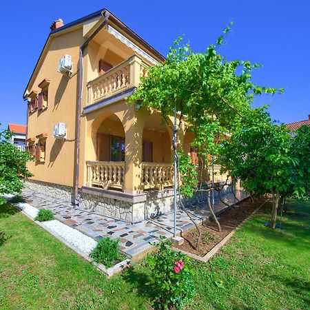Apartment Bazina - Airconditioning, Parking, 500M From The Beach 克尔克 外观 照片