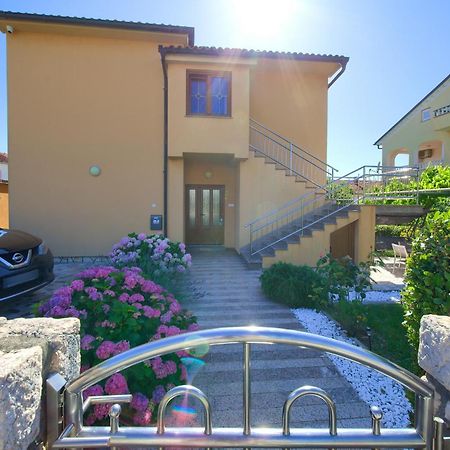 Apartment Bazina - Airconditioning, Parking, 500M From The Beach 克尔克 外观 照片