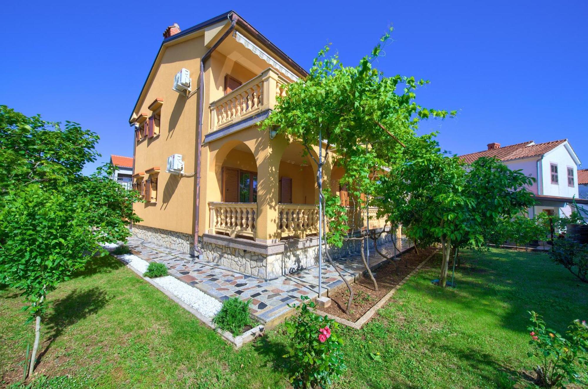 Apartment Bazina - Airconditioning, Parking, 500M From The Beach 克尔克 外观 照片