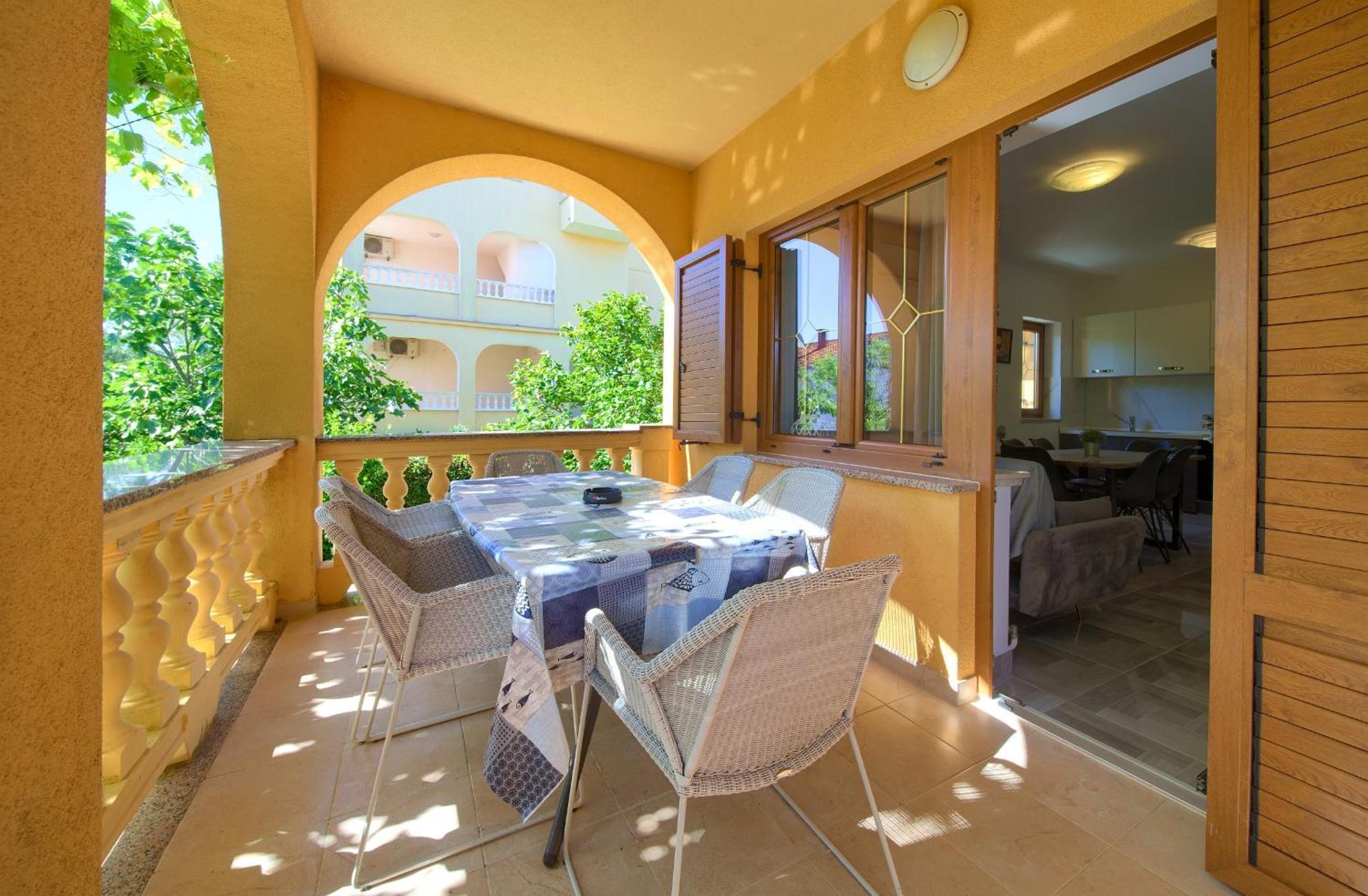 Apartment Bazina - Airconditioning, Parking, 500M From The Beach 克尔克 外观 照片