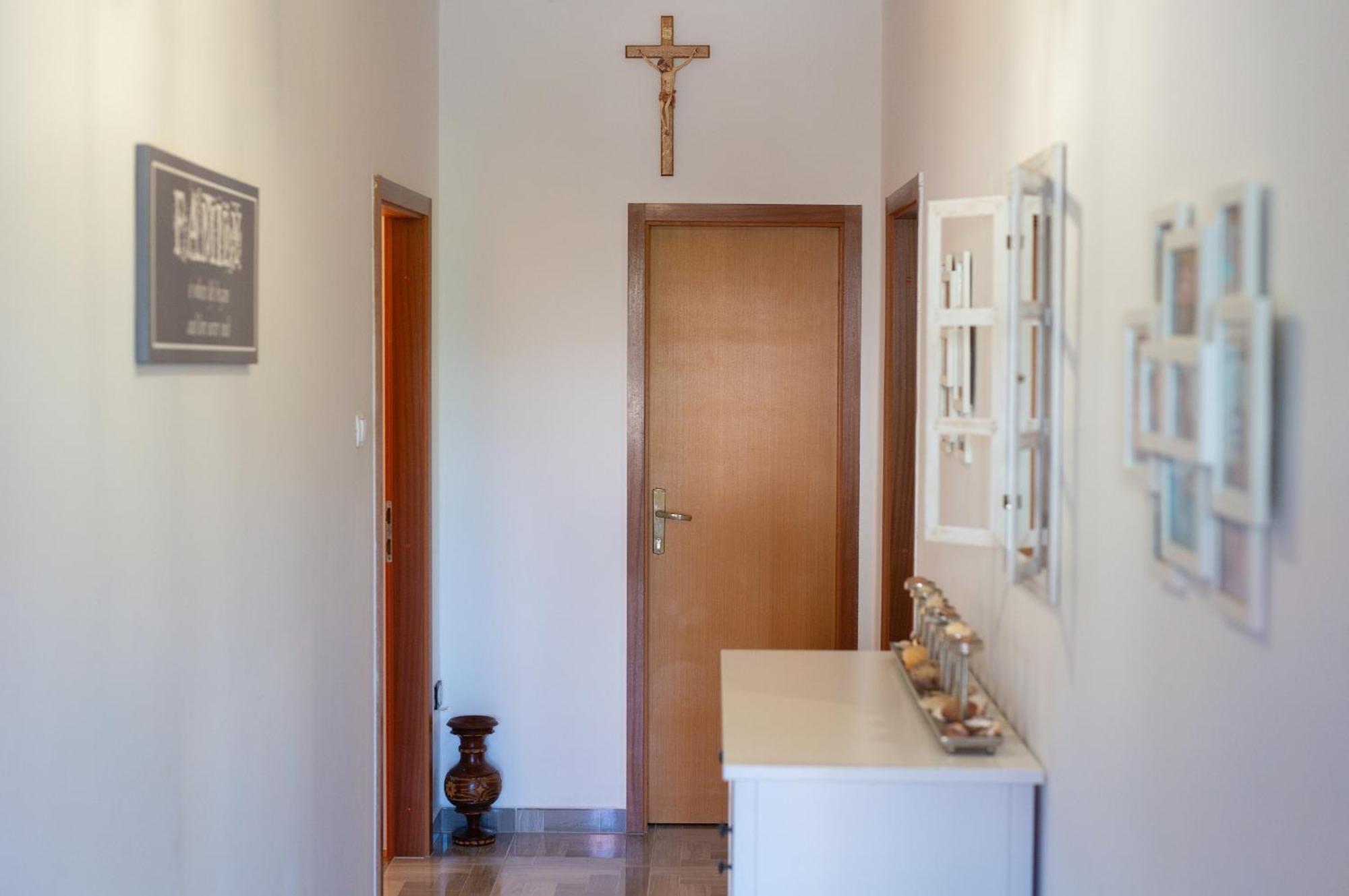 Apartment Bazina - Airconditioning, Parking, 500M From The Beach 克尔克 外观 照片