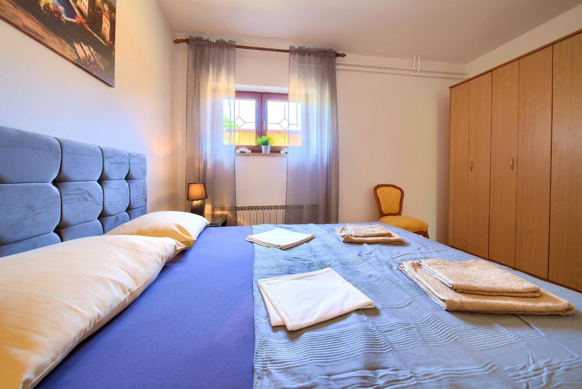 Apartment Bazina - Airconditioning, Parking, 500M From The Beach 克尔克 外观 照片