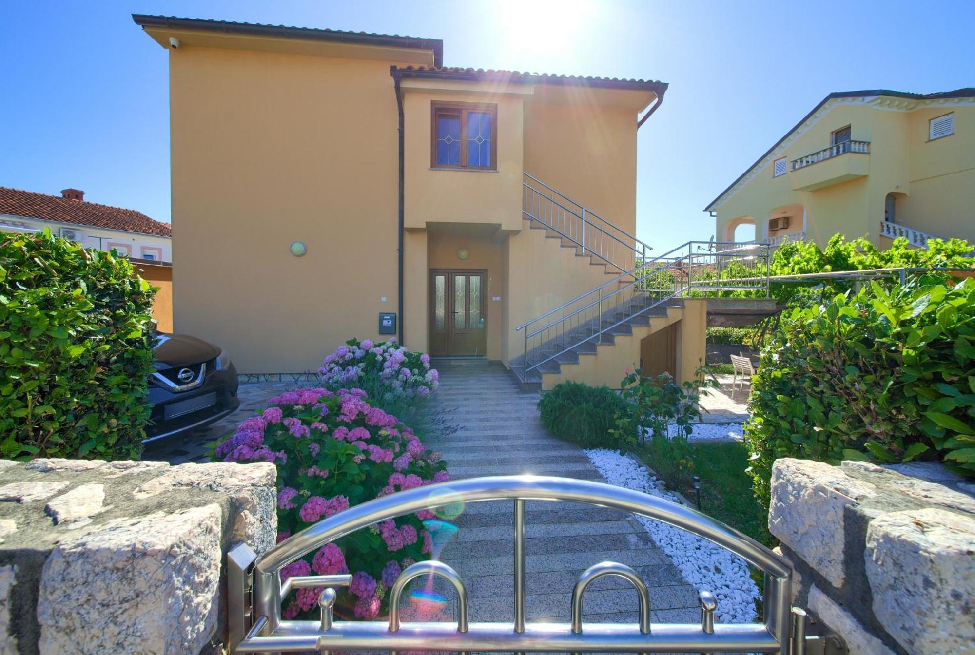 Apartment Bazina - Airconditioning, Parking, 500M From The Beach 克尔克 外观 照片