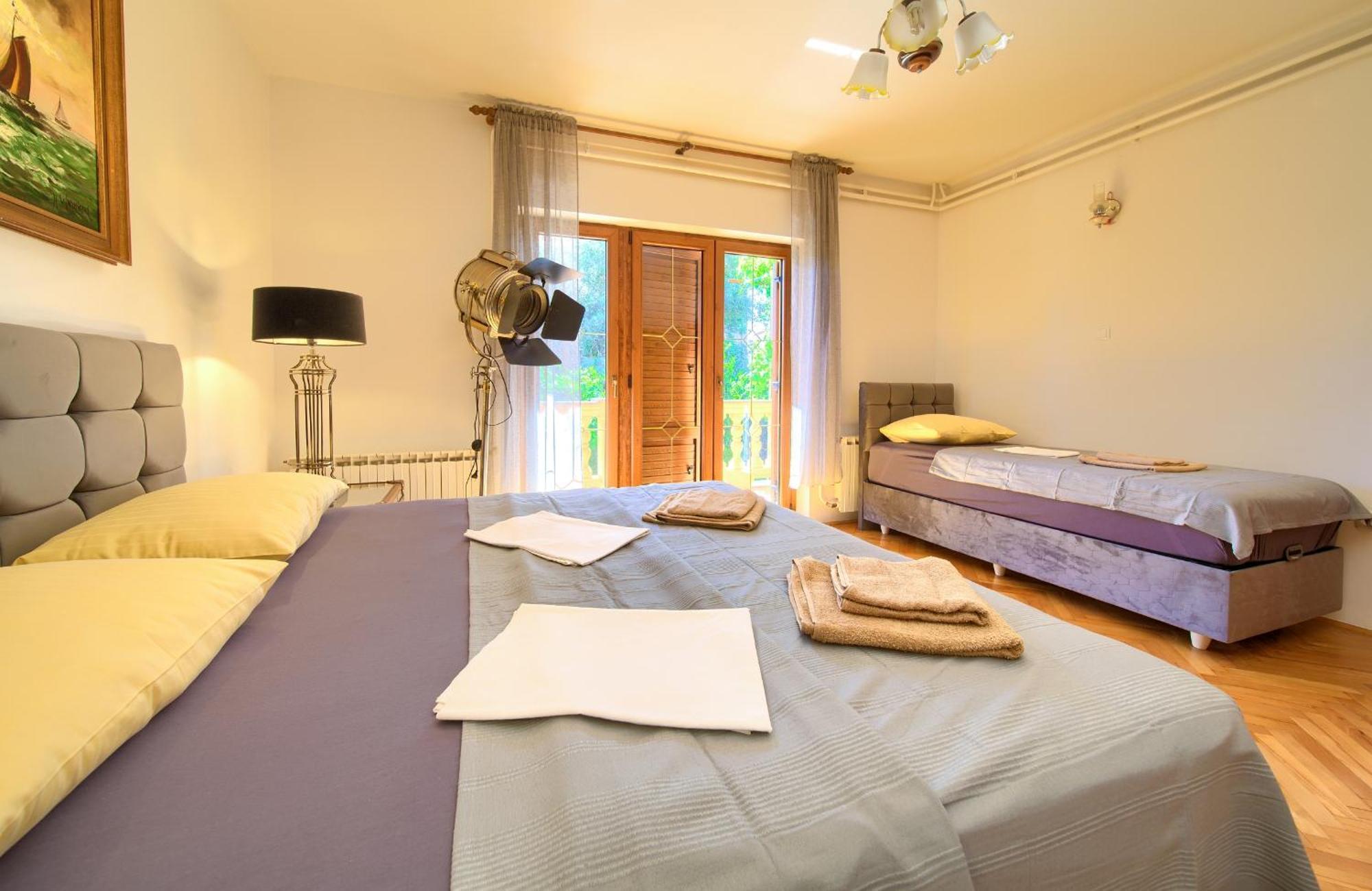 Apartment Bazina - Airconditioning, Parking, 500M From The Beach 克尔克 外观 照片
