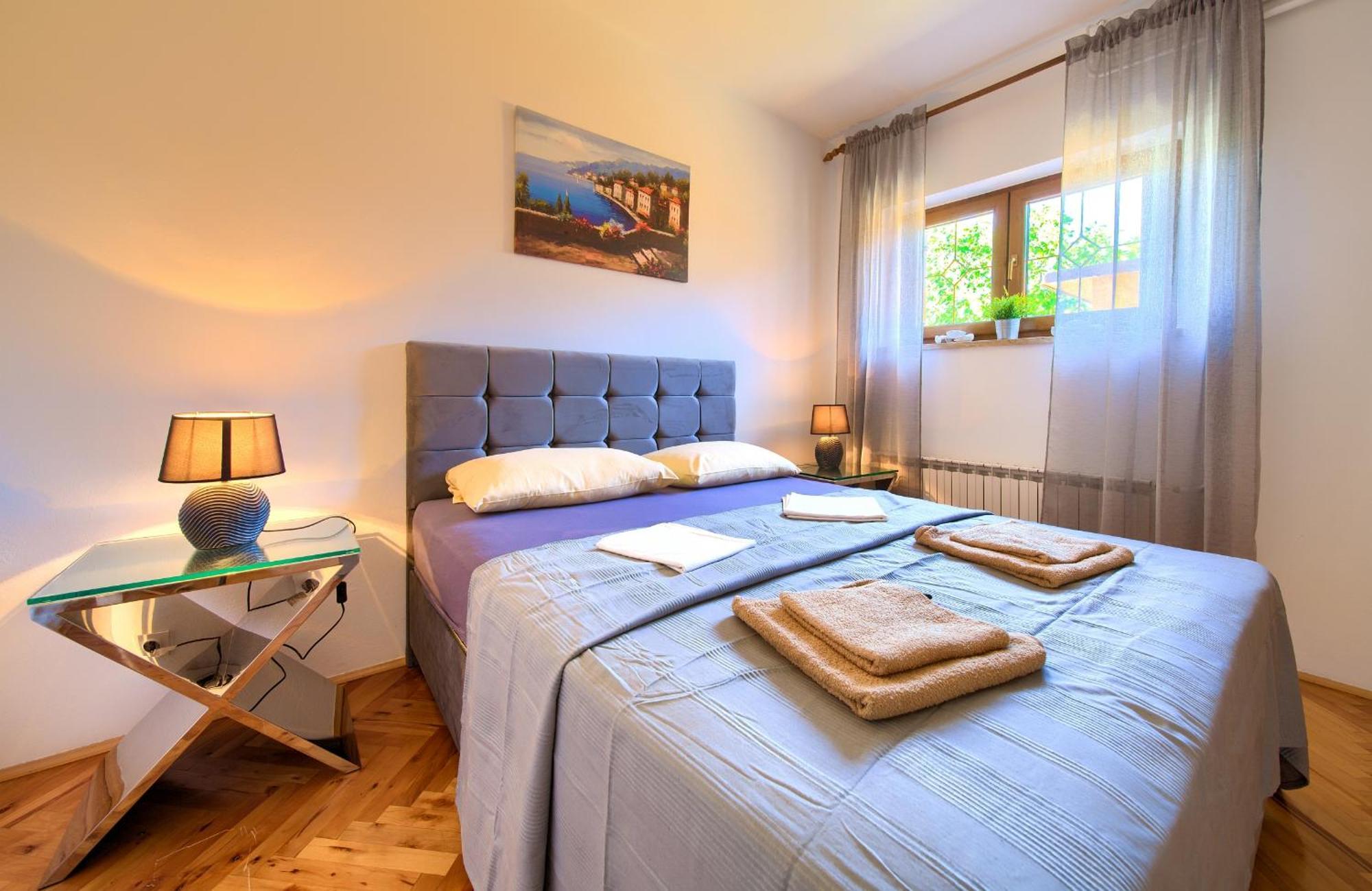 Apartment Bazina - Airconditioning, Parking, 500M From The Beach 克尔克 外观 照片